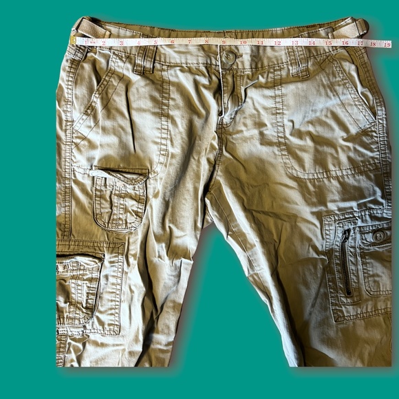 ๐ธ Aeropostale Khaki Cargo Capris ๐ธ - Picture 5 of 6